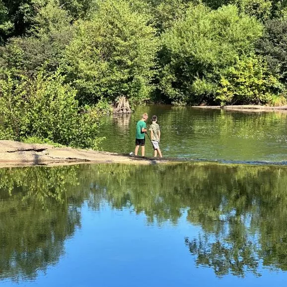 🌈 
Vacances de rêve au bord de la rivière 
Dream holidays by the river 
#valdebonnal #campingvaldebonnal #riversidecamping #kidscamping #fishingcamping #franchecomte